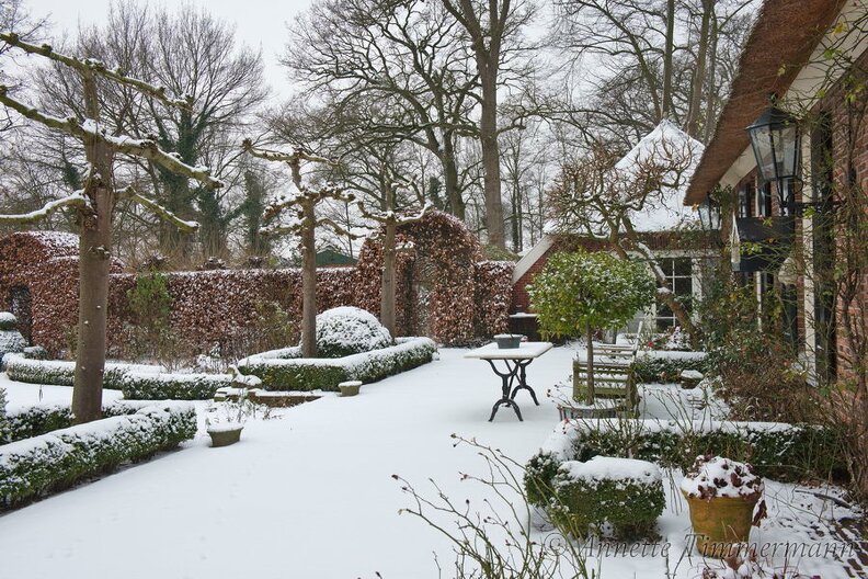 9Y5AIK.jpg